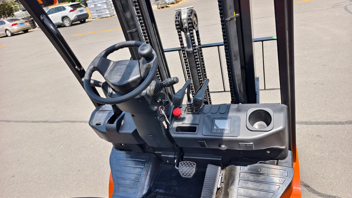 2 Ton Electric Forklift — Impetus FB20 detail view 4