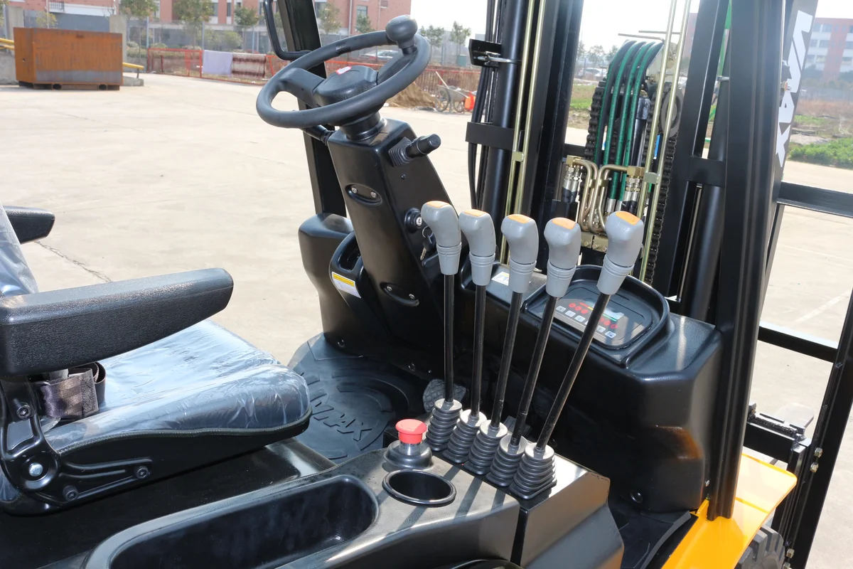 2 Ton Electric Forklift — Impetus FB20 detail view 5