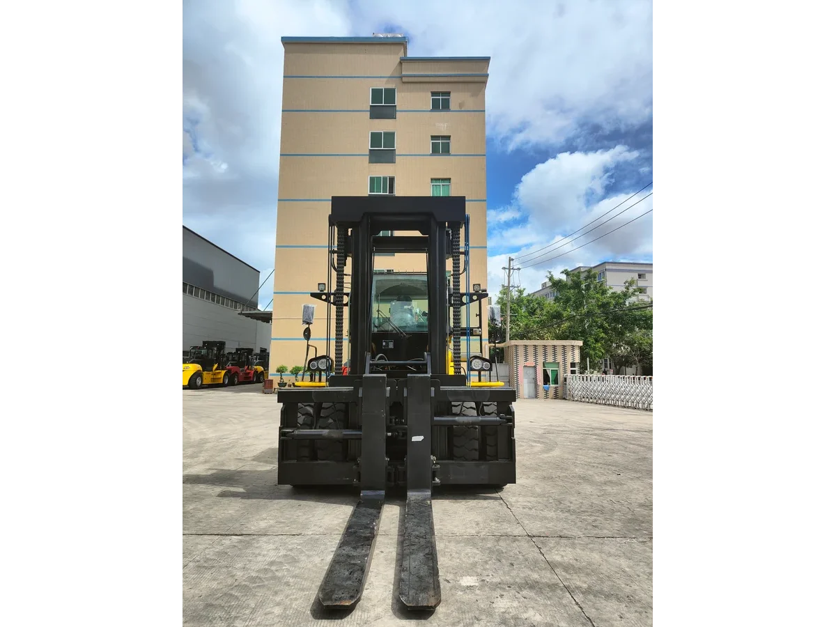 25 Ton Heavy Forklift — Impetus FD250 detail view 3